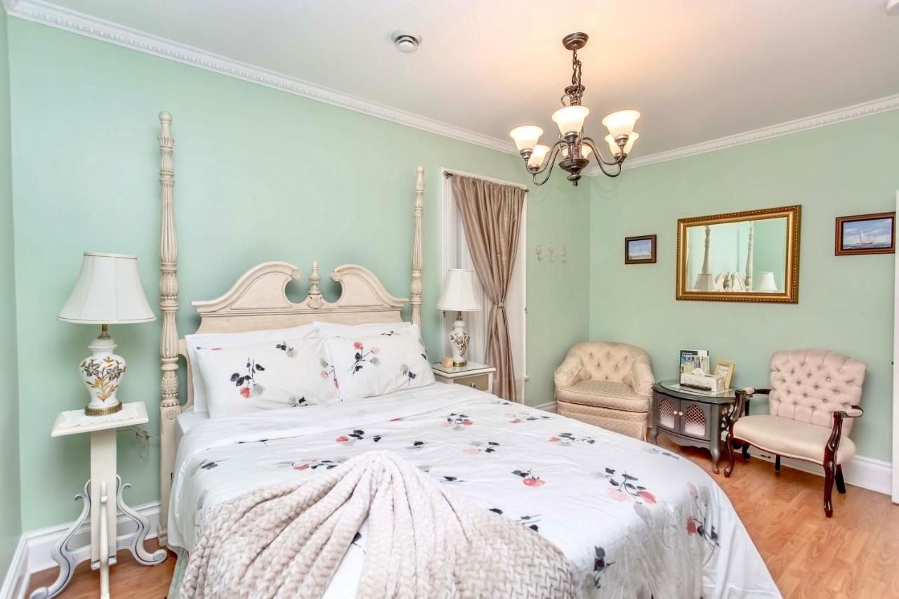 Redwood Bed & Breakfast Niagara Falls